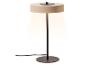 Moderne beige en zwarte tafellamp met warm licht, geïsoleerd op wit.