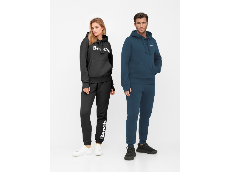 Bijpassende hoodies en joggingbroeken voor dames en heren in zwart en blauw.