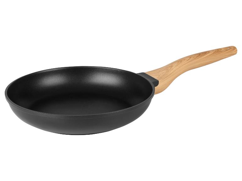 Zwarte koekenpan met houten handvat.