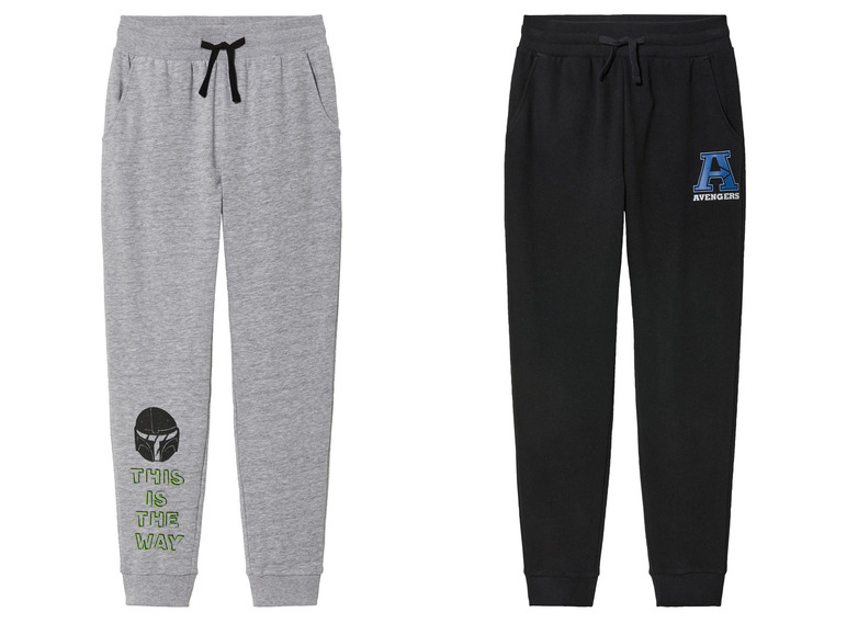 Twee joggingbroeken, een grijze met een Star Wars print en een zwarte met een Avengers logo.