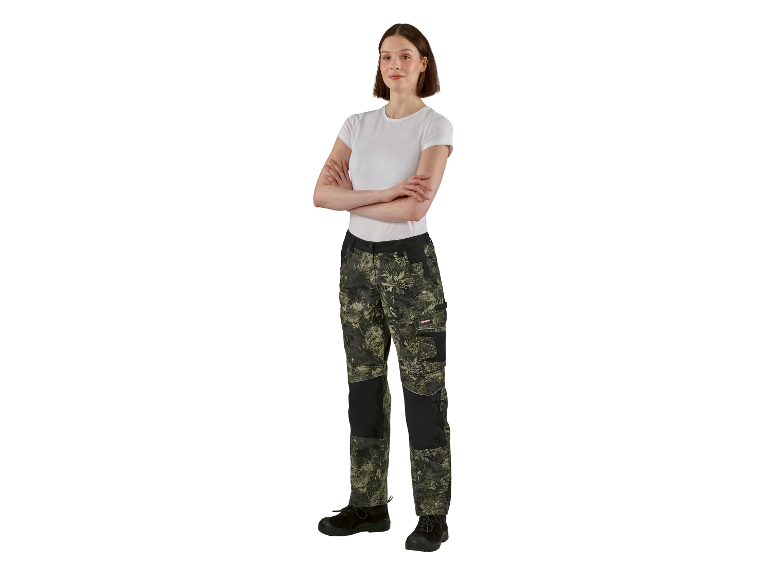 Vrouw in wit t-shirt en Parkside camouflage werkkleding.