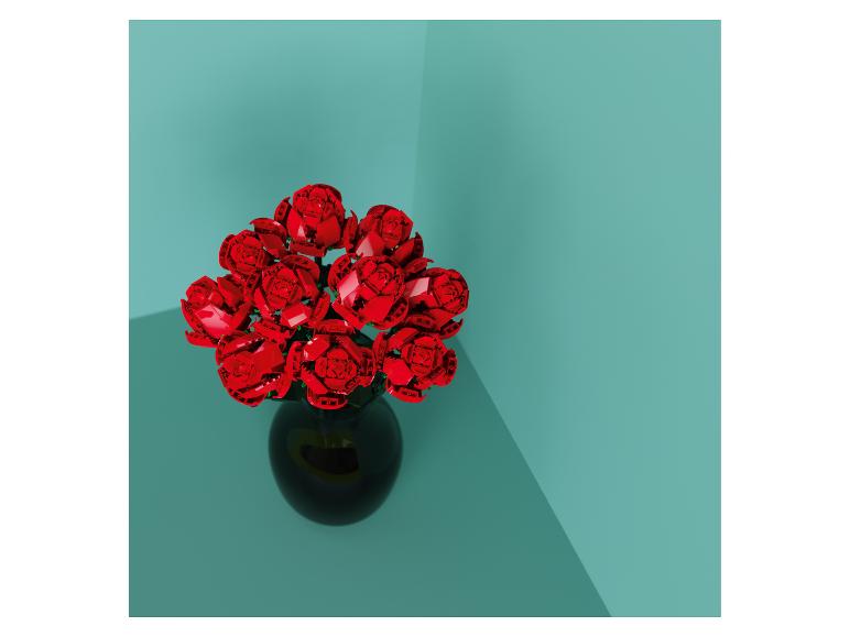 Boeket rode rozen in een vaas op een turquoise achtergrond.