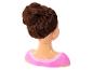 Poppenhoofd met bruin haar in vlecht en knot, draagt een roze top.