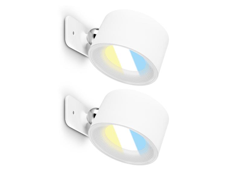 Twee witte wandspots met geel en blauw licht, gemonteerd op een wit oppervlak.