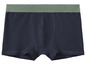 Een paar donkerblauwe boxershorts met een groene elastische band.