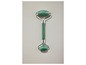 Een groene jade roller voor gezichtsmassage.