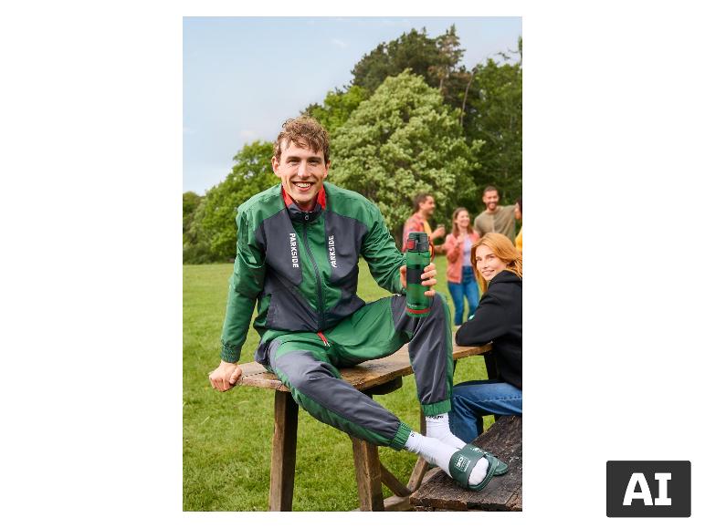 Man in trainingspak en groene PARKSIDE-badslippers op een picknick. [AI-gegenereerde afbeelding]