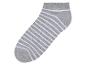 Korte sokken met grijze en witte strepen.