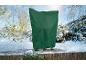 Groene plantenhoes in een besneeuwd winterlandschap.