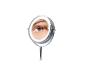 Verlichte make-upspiegel met een oog dat oogschaduw aanbrengt.