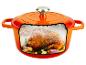 Oranje braadpan met doorsnede, gevuld met een gebraden kip, knoflook en kruiden.