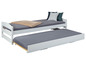 Wit houten bed met een uittrekbaar bed.