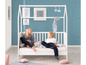 Twee kinderen in een wit houten bed met een huisvormig frame.