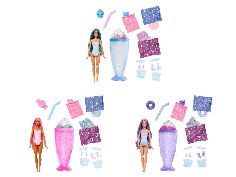 Drie poppen met lang haar en badpakken, elk met een milkshakebeker en diverse accessoires.