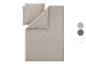 Effen beige beddengoedset met twee kussens en een dekbedovertrek.