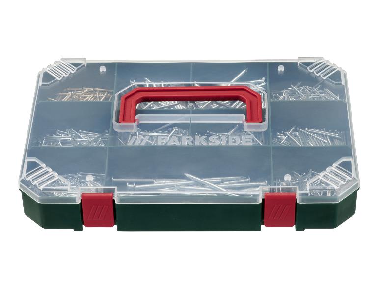 Opbergdoos met spijkers en schroeven, met rood handvat en groene basis.