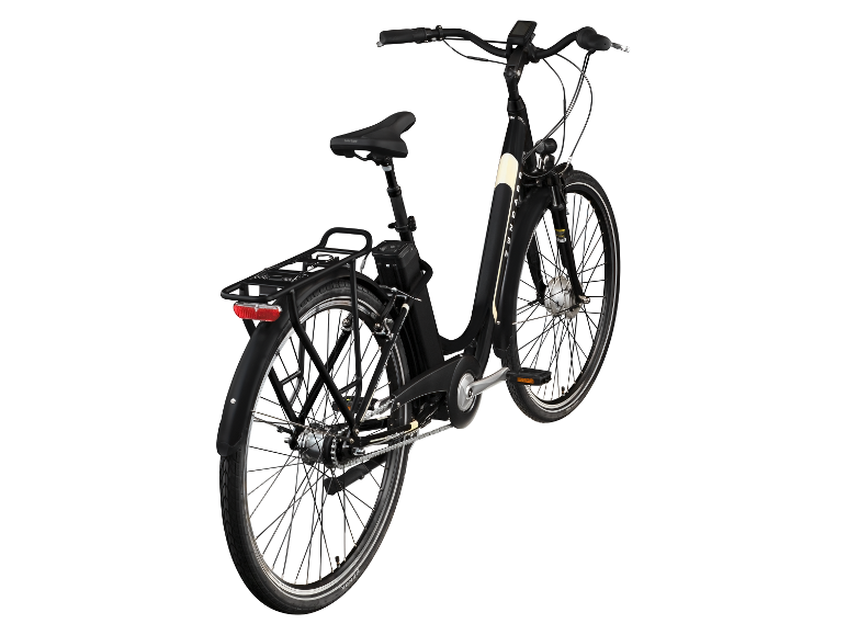 Zwarte elektrische fiets met lage instap en bagagedrager, vanuit achteraanzicht.