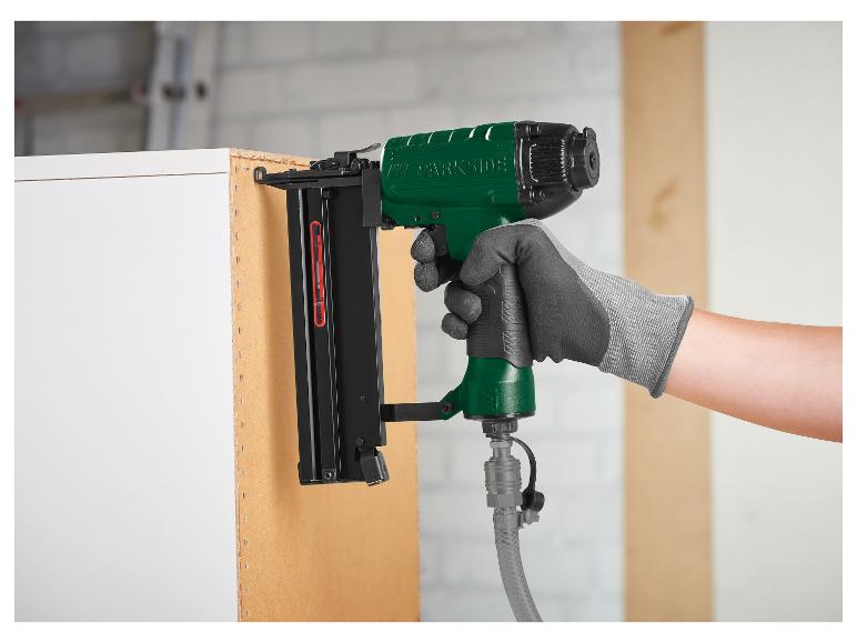 PARKSIDE pneumatische tacker bevestigt een houten paneel.