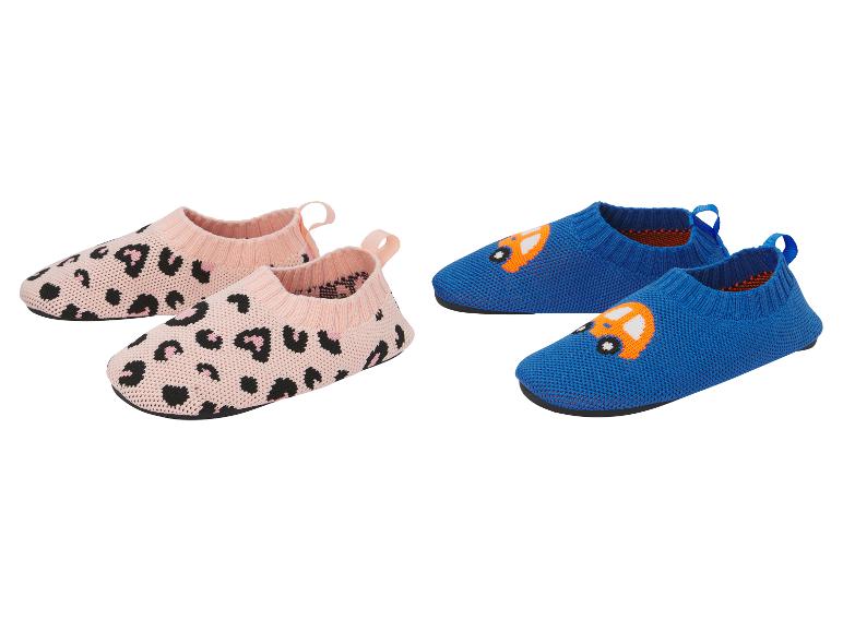 Roze kinderslofjes met luipaardprint en blauwe met auto-thema
