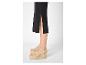 Vrouw in zwarte rok en espadrille-plateausandalen