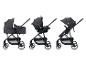 Grijze 3-in-1 modulaire kinderwagen met reiswieg, autostoel en wandelwagenzitje.