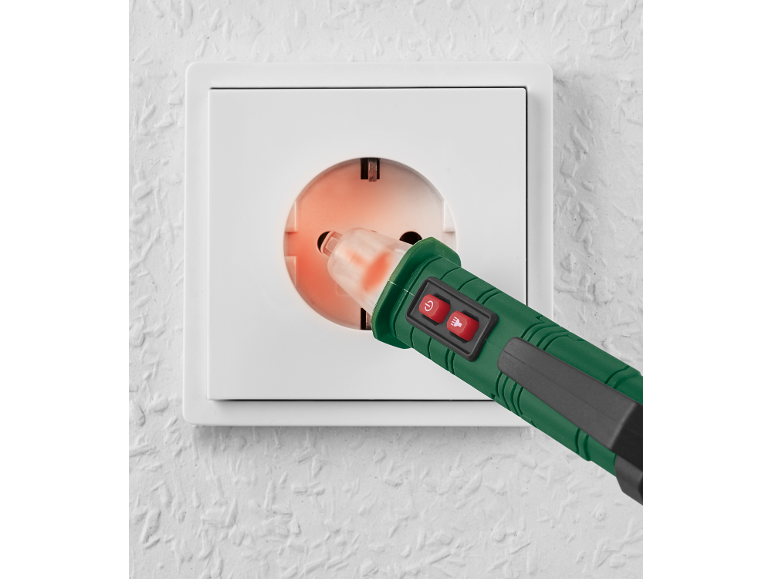 Een spanningstester in een stopcontact.