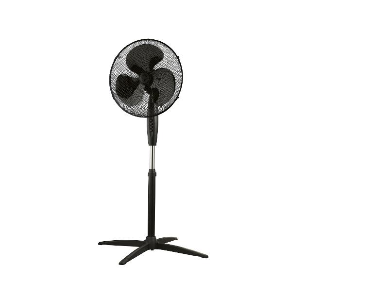 Zwarte staande ventilator met rond rooster en stevige voet