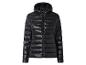 Zwarte gewatteerde jas voor dames met capuchon.
