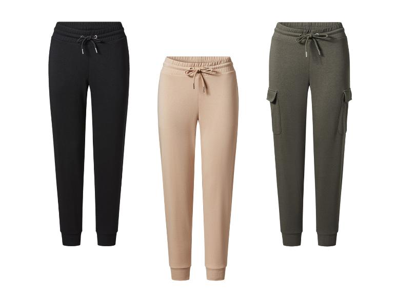 Drie joggingbroeken in verschillende kleuren.