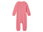 Een roze baby onesie met lange mouwen.