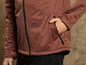 Een bruin softshell jack met rits