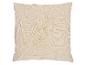 Beige decoratief kussen met een reliëf bladpatroon.