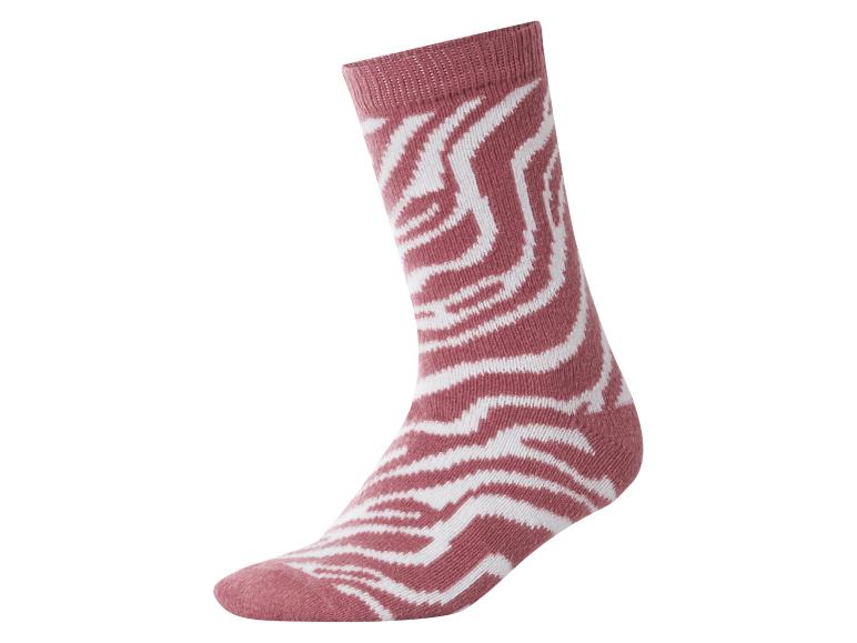 Een roze sok met een wit zebrapatroon.