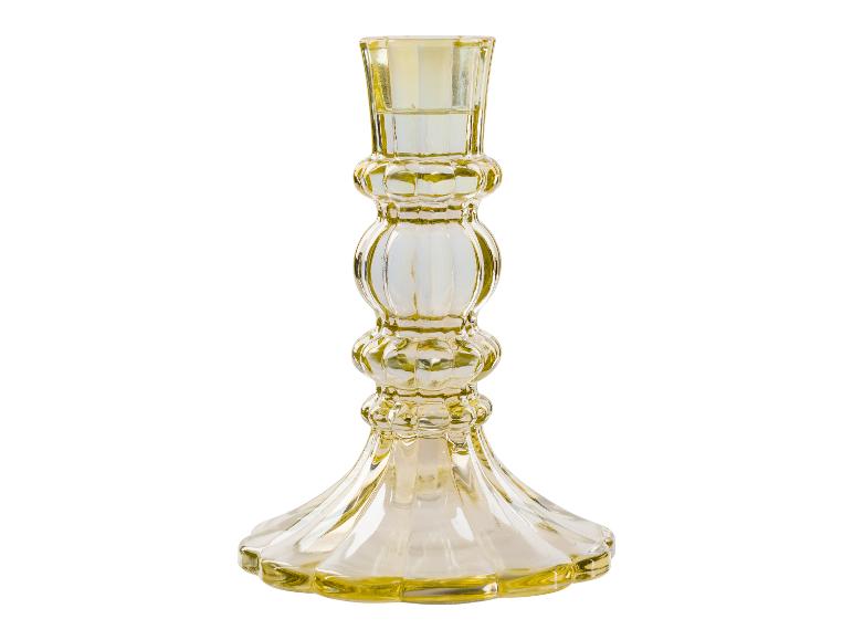 Een gele glazen kandelaar met een gedetailleerd ontwerp.