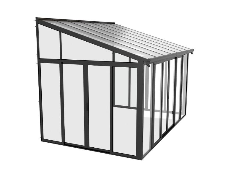 Een aanbouwkas met een zwart frame en transparante panelen, ontworpen voor tuinbouw.