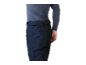 Man draagt donkerblauwe skibroek en grijs thermoshirt.