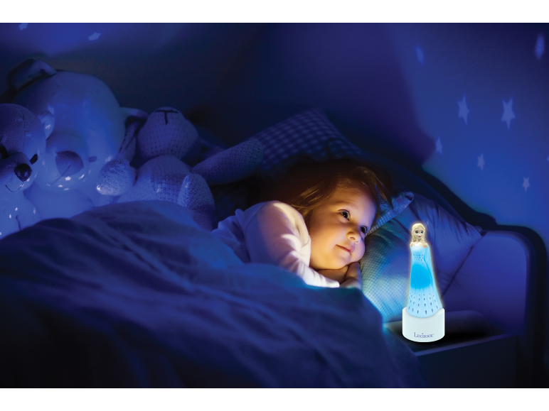 Meisje in bed met een Frozen-nachtlampje en knuffels.