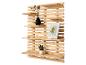 Houten lattenwandplank met decoratieve items zoals een vaas, ingelijste foto en plant