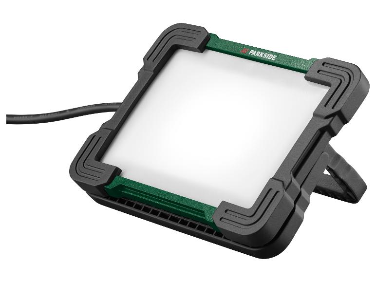 Groene en zwarte vierkante LED-werklamp met kabel en standaard.