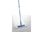 Vloermop met blauwe steel en wit-blauwe hoes, staand op lichte tegels.