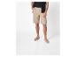 Beige shorts en espadrilles voor heren.