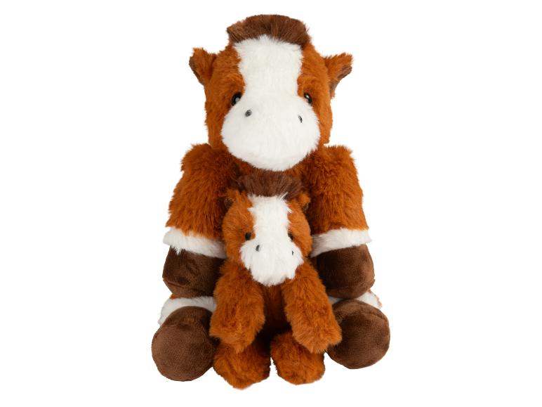 Twee bruine en witte paardenknuffels, een grote en een kleine, zitten samen.