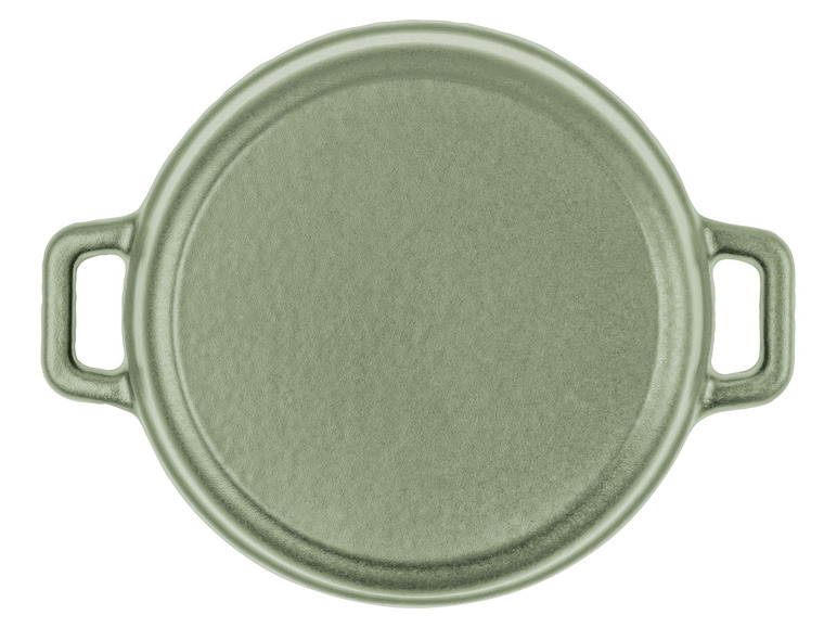 Een groene gietijzeren braadpan met twee handvatten.