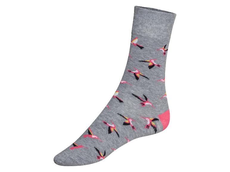 Grijze sokken met roze vogels.