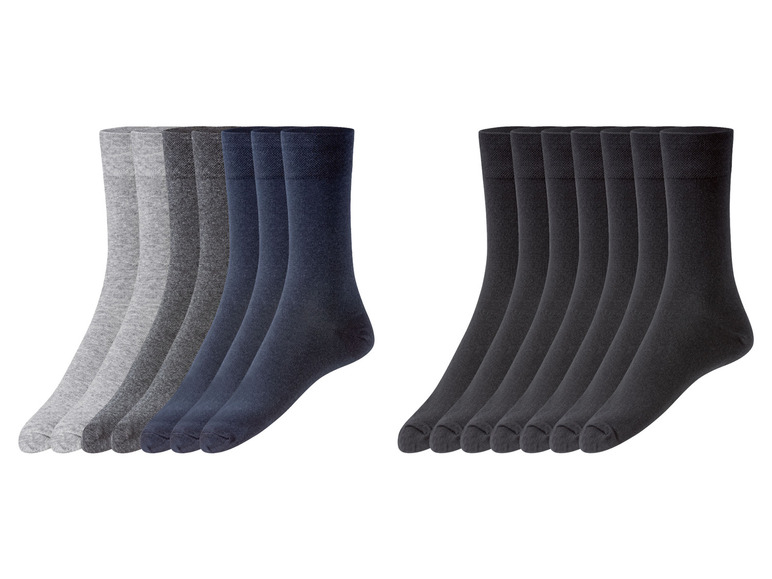 Zeven paar sokken in grijs, donkerblauw en zwart.