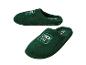 Een paar groene pantoffels met de geborduurde tekst '30 YEARS EST. 1996'.