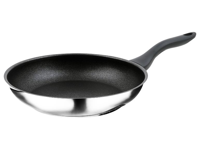 Een pan met een zwarte anti-aanbaklaag en een zwarte handgreep.