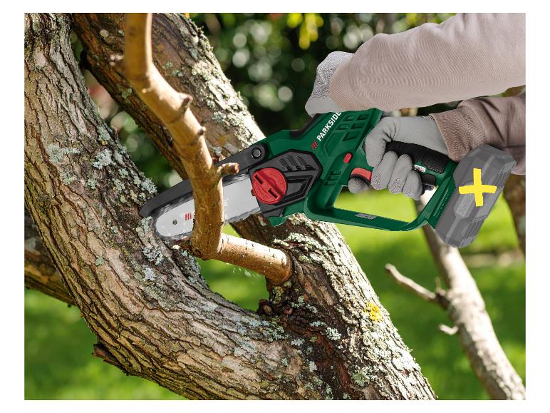 PARKSIDE minikettingzaag zaagt een boomtak, handen met handschoenen.