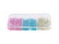 Een doos met roze, blauwe en beige krimpkousen.