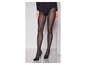 Zwarte panty's met glans, gedragen met zwarte pumps.